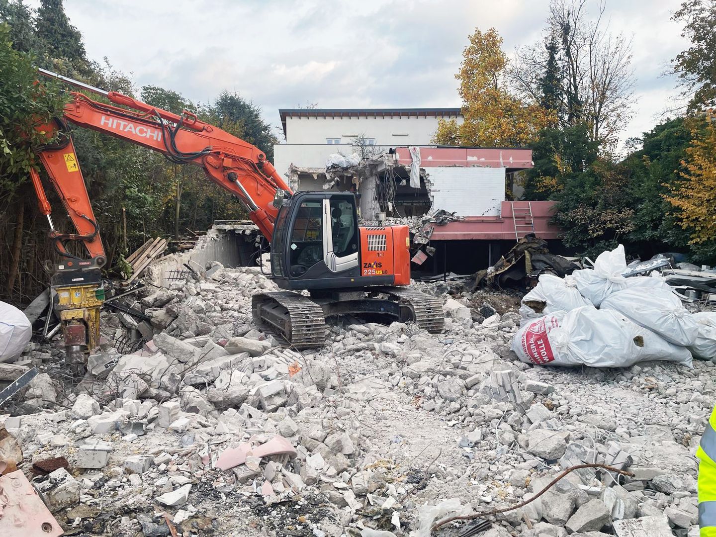 Bagger steht auf einem Berg Bauschutt