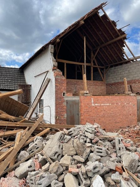 halb abgerissenes Gebäude mit Bauschutt