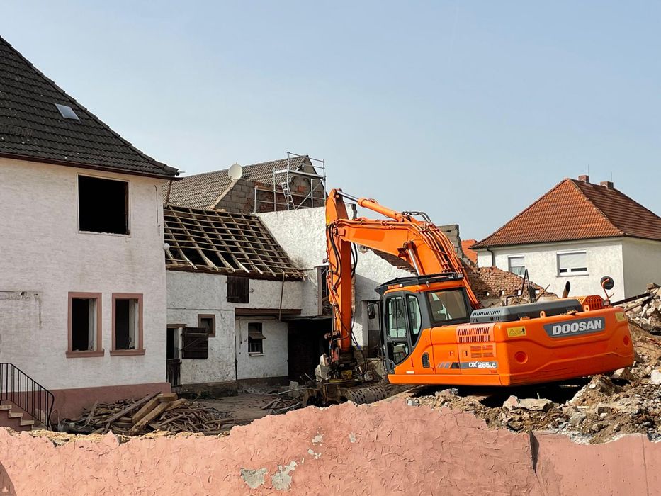 Bagger reißt ein leerstehendes Gebäude ab