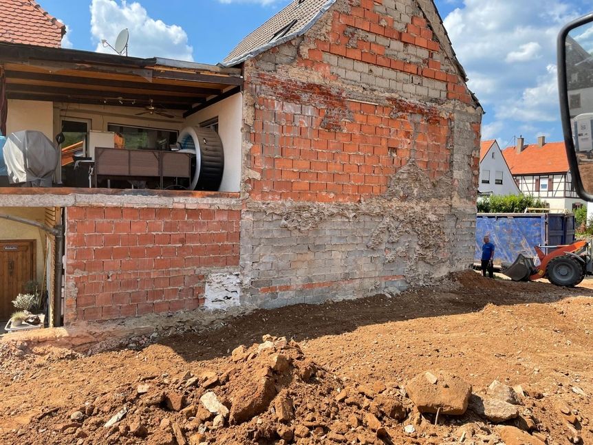 Halb abgerissenes Haus aus Ziegelsteinen